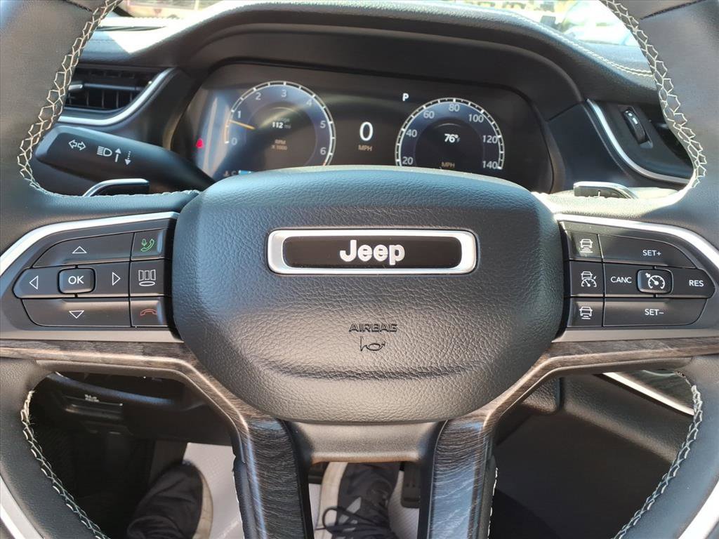 Used 2023 Jeep Grand Cherokee Limited w/ Black Appearance Package image 19