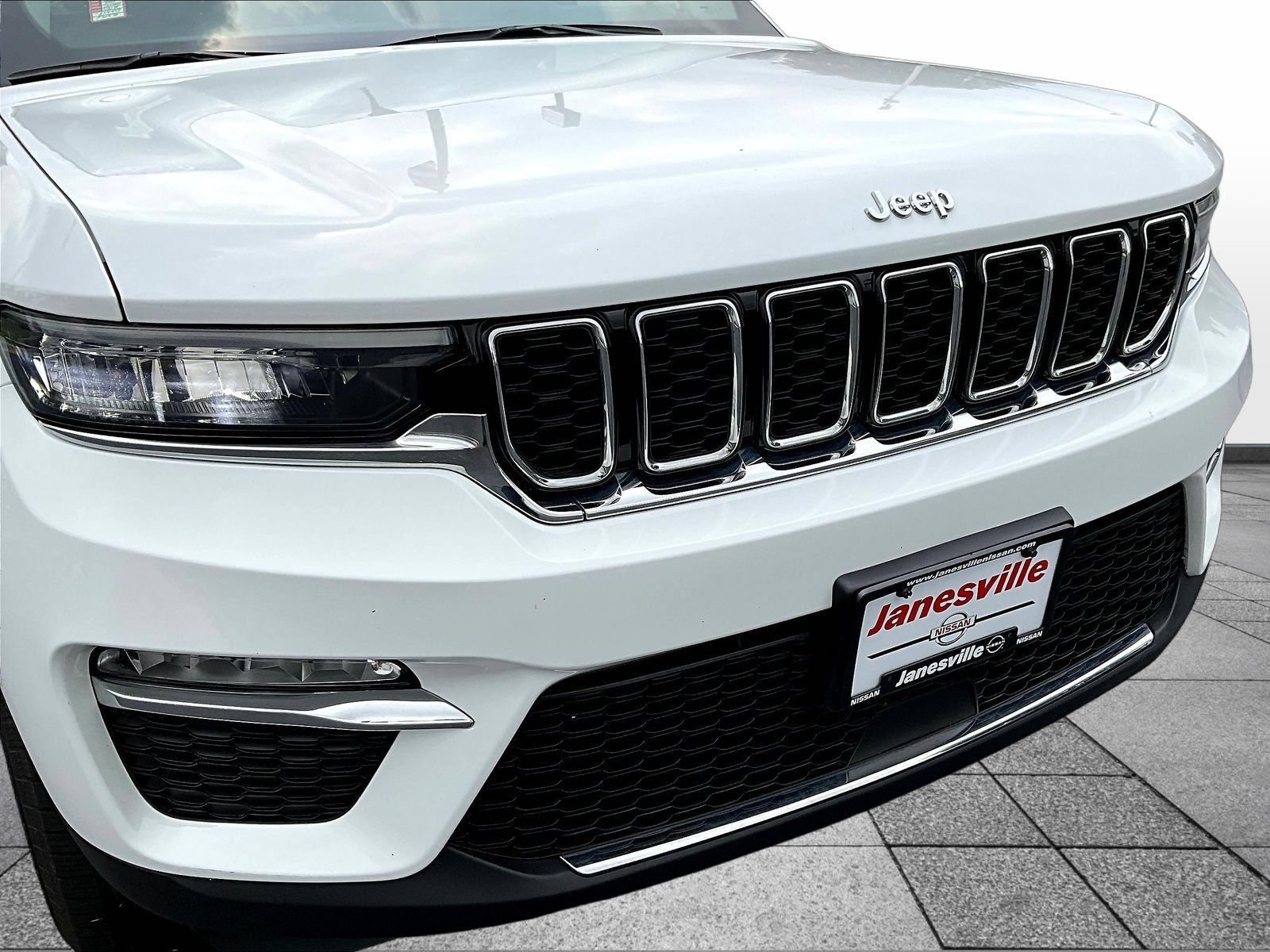 Used 2023 Jeep Grand Cherokee Limited AWD/4WD image 34