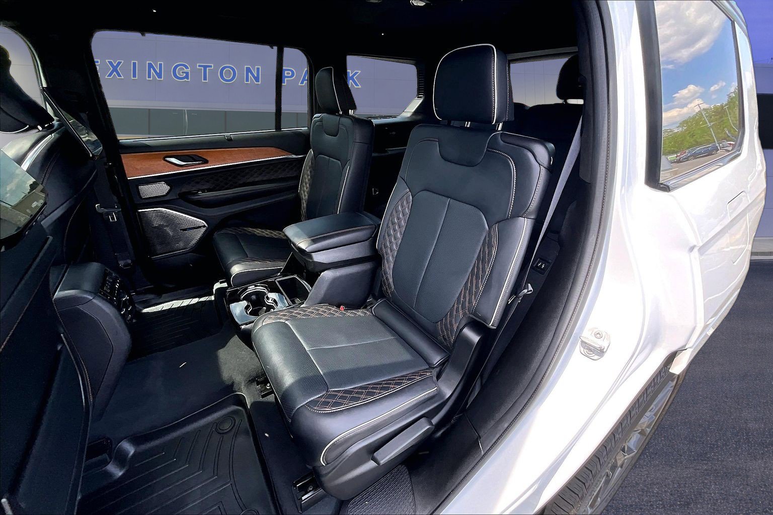 Used 2023 Jeep Grand Cherokee L Summit AWD/4WD image 22