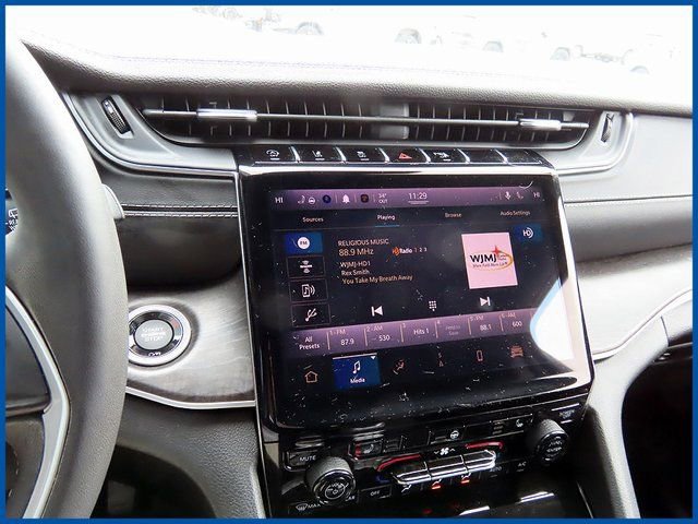 Used 2023 Jeep Grand Cherokee Limited image 16