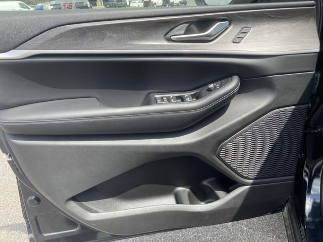 Used 2023 Jeep Grand Cherokee Limited image 16