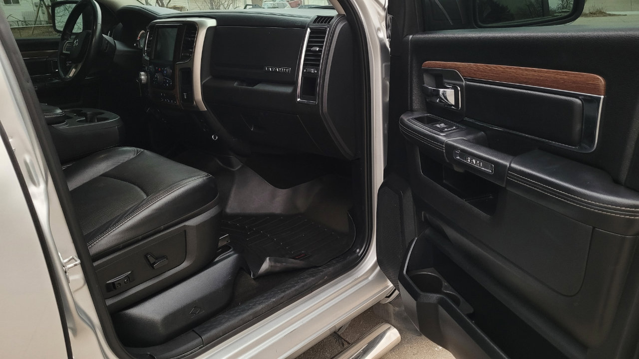 Used 2017 RAM 1500 Laramie image 31