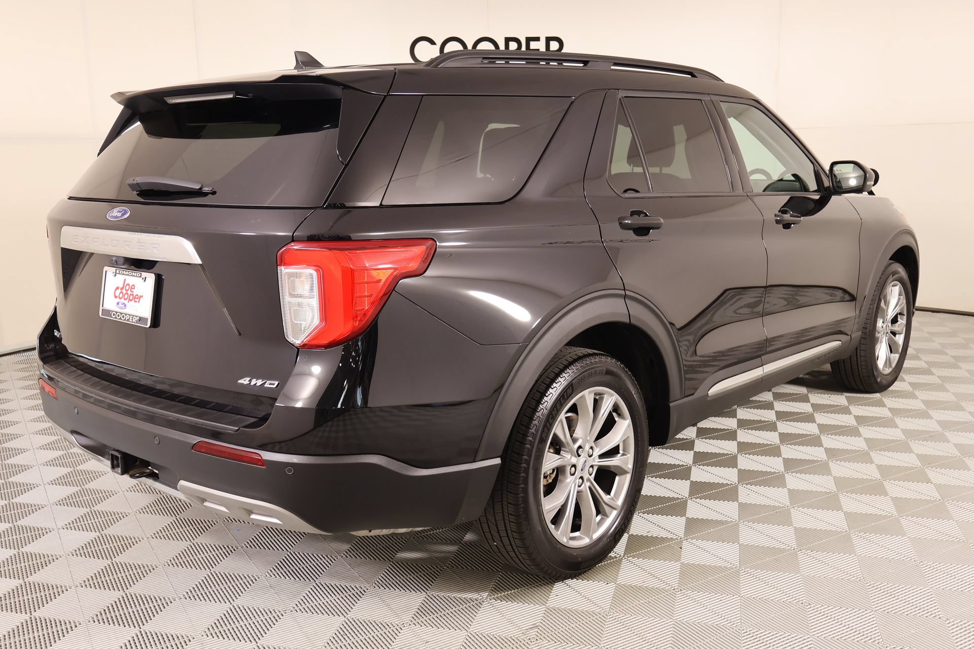 Used 2024 Ford Explorer XLT w/ Equipment Group 202A AWD/4WD image 23