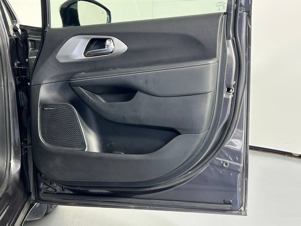 Used 2023 Chrysler Pacifica Limited w/ Uconnect Theater Family Group FWD image 9