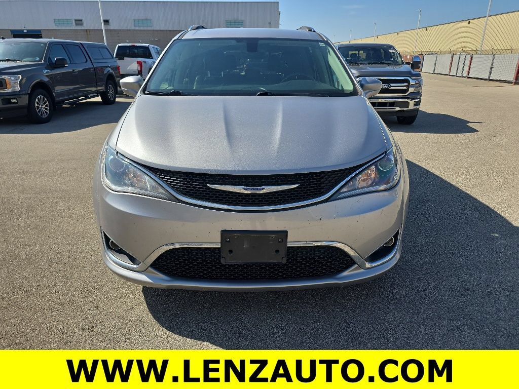 Used 2018 Chrysler Pacifica Touring-L FWD image 2
