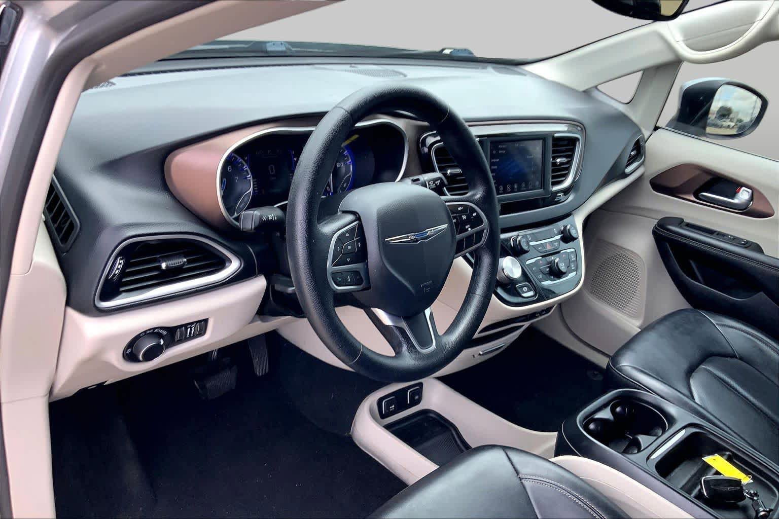 Used 2020 Chrysler Voyager Lxi FWD image 17