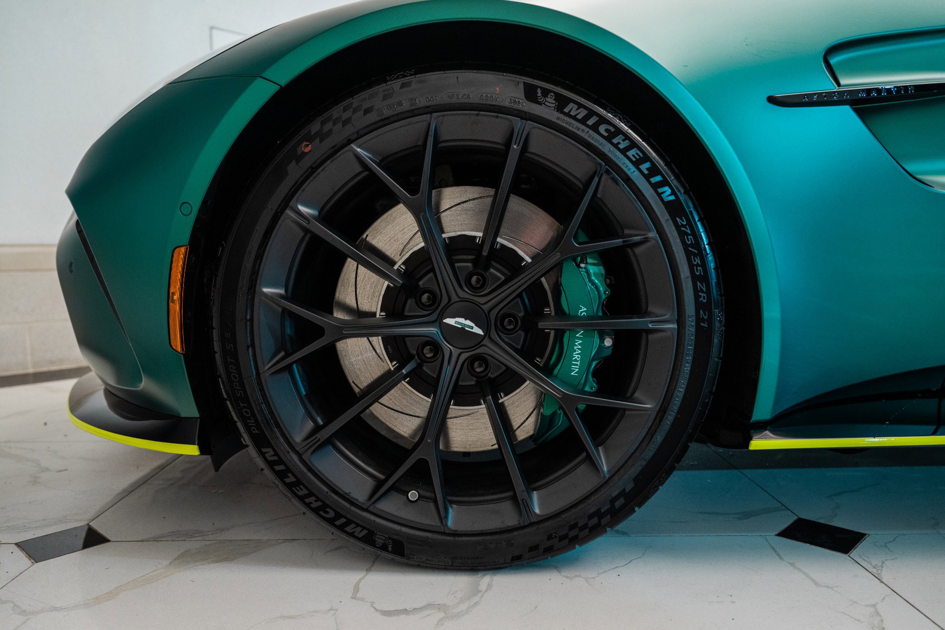 Used 2025 Aston Martin V8 Vantage Coupe image 4