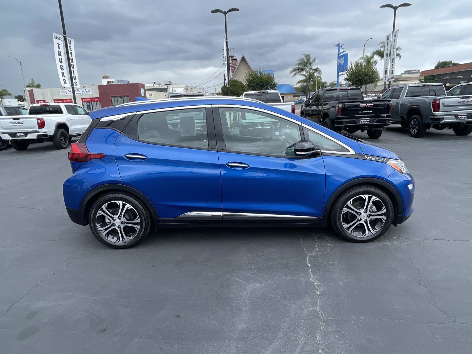 Used 2019 Chevrolet Bolt Premier w/ Infotainment Package FWD image 4