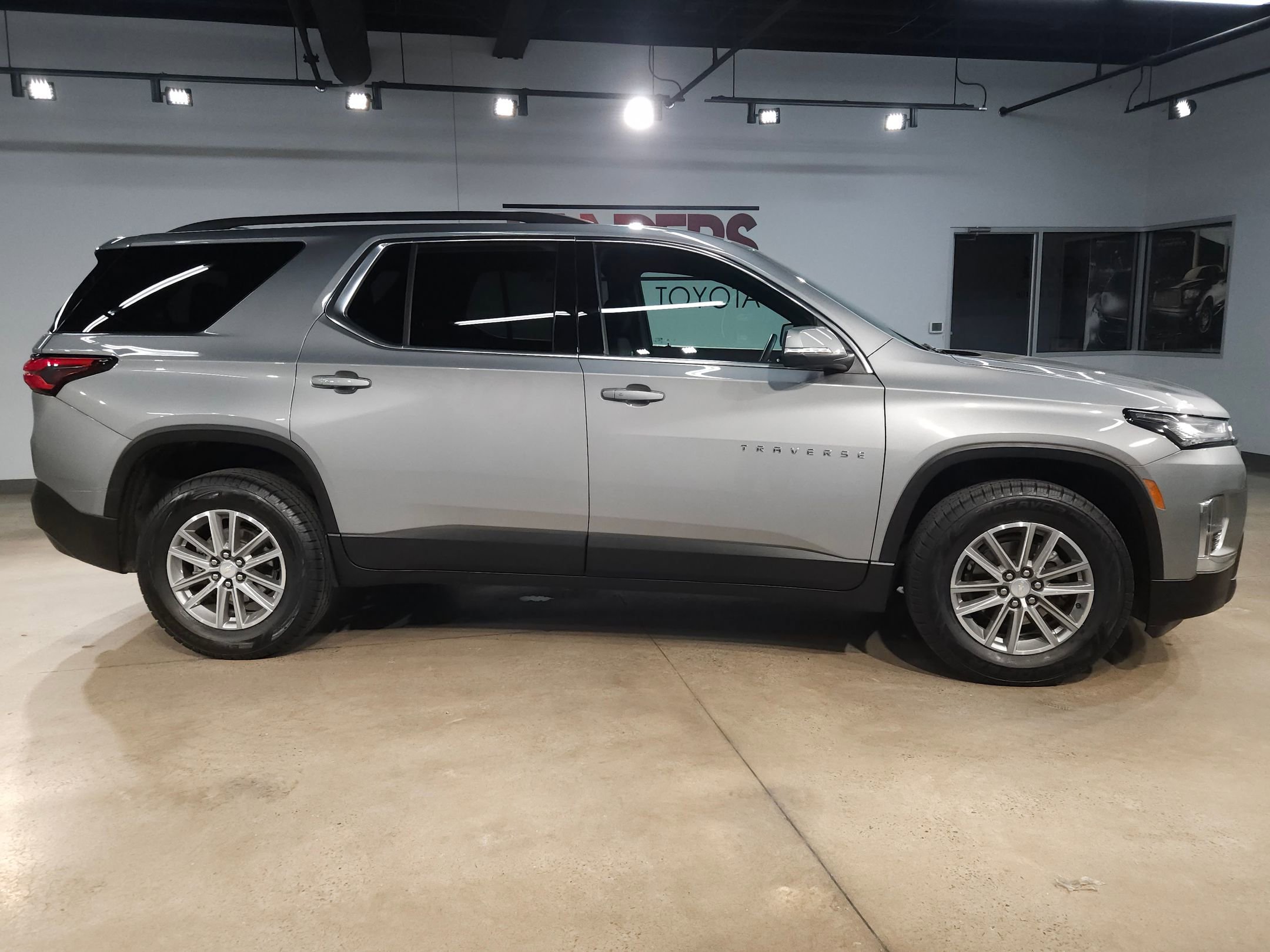 Used 2023 Chevrolet Traverse LT image 8