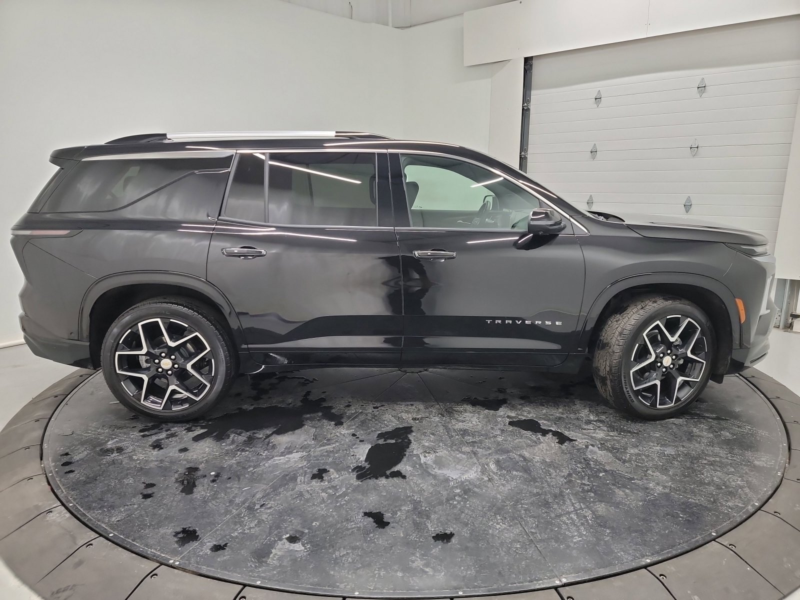 Used 2025 Chevrolet Traverse High Country image 11