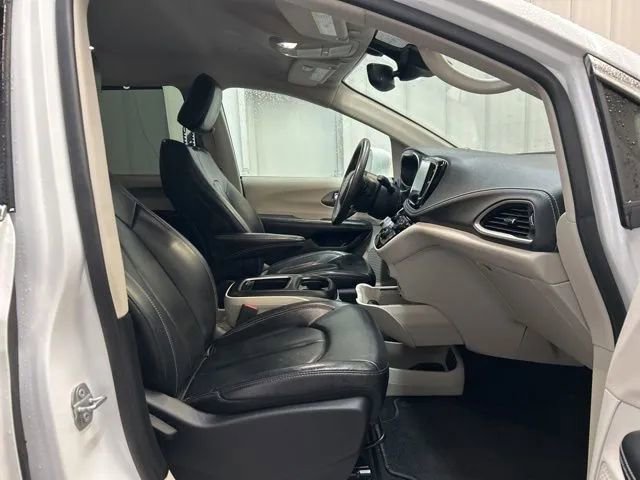 Used 2022 Chrysler Pacifica Touring-L image 24