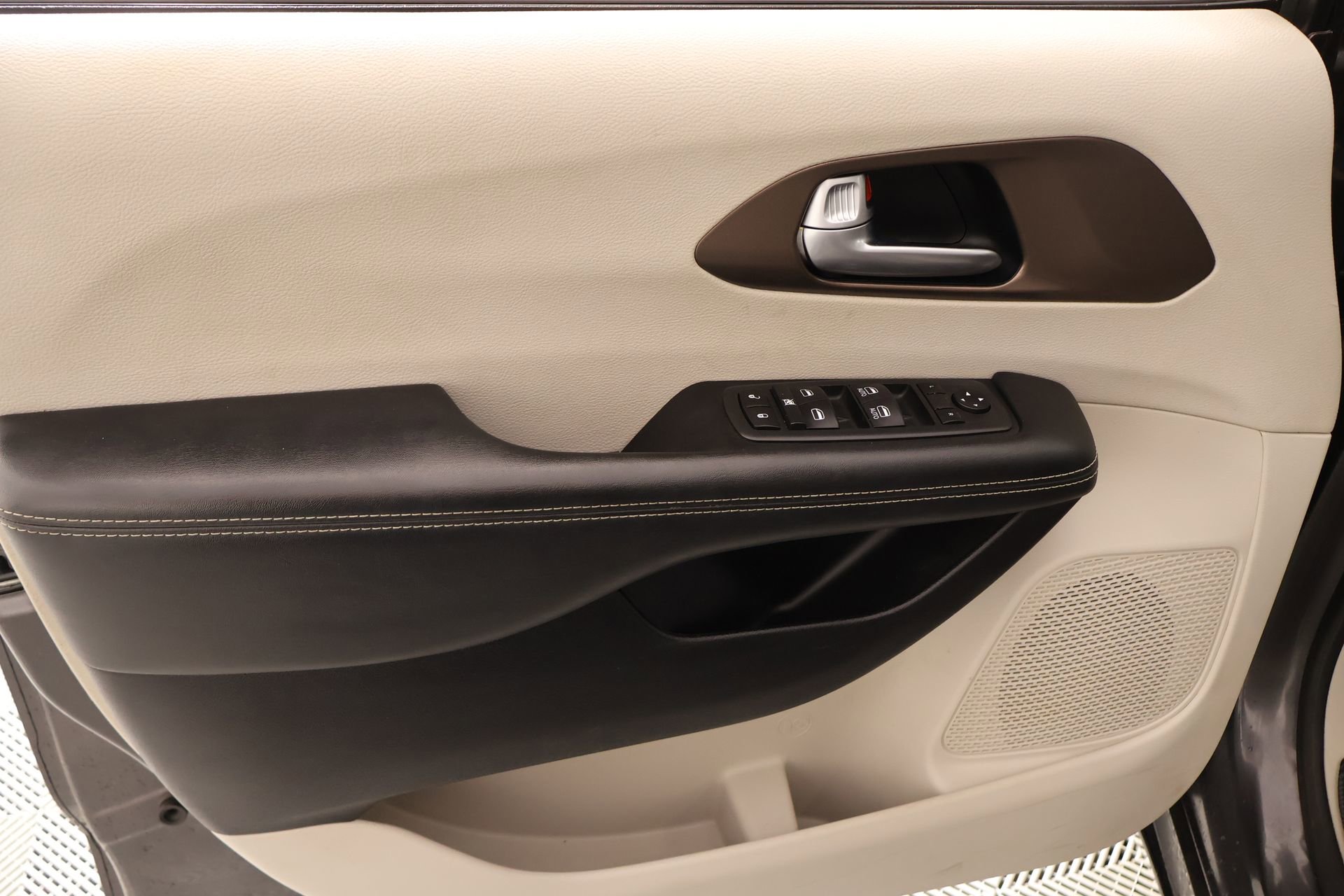 Used 2020 Chrysler Voyager LX image 15