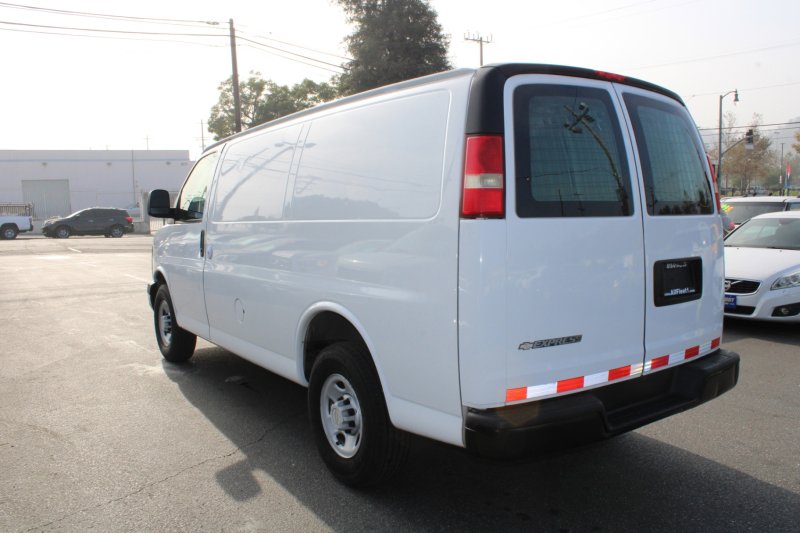 Used 2009 Chevrolet Express 2500 image 4