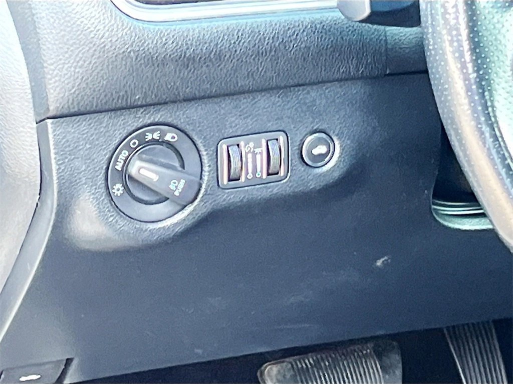 Used 2018 Dodge Challenger SXT w/ Blacktop Package image 10