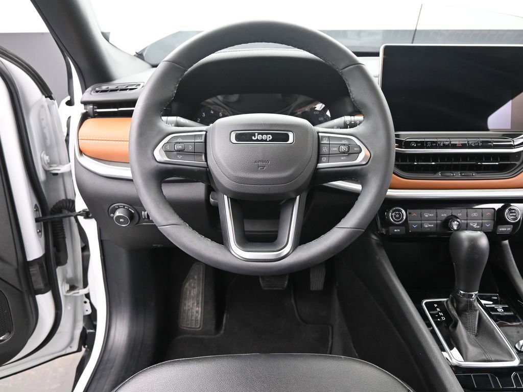 Used 2025 Jeep Compass Limited image 27