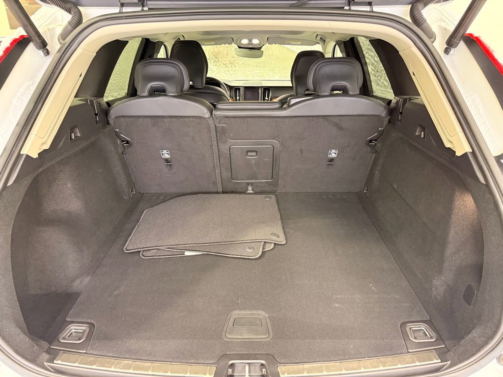 Used 2023 Volvo XC60 B5 Plus image 23
