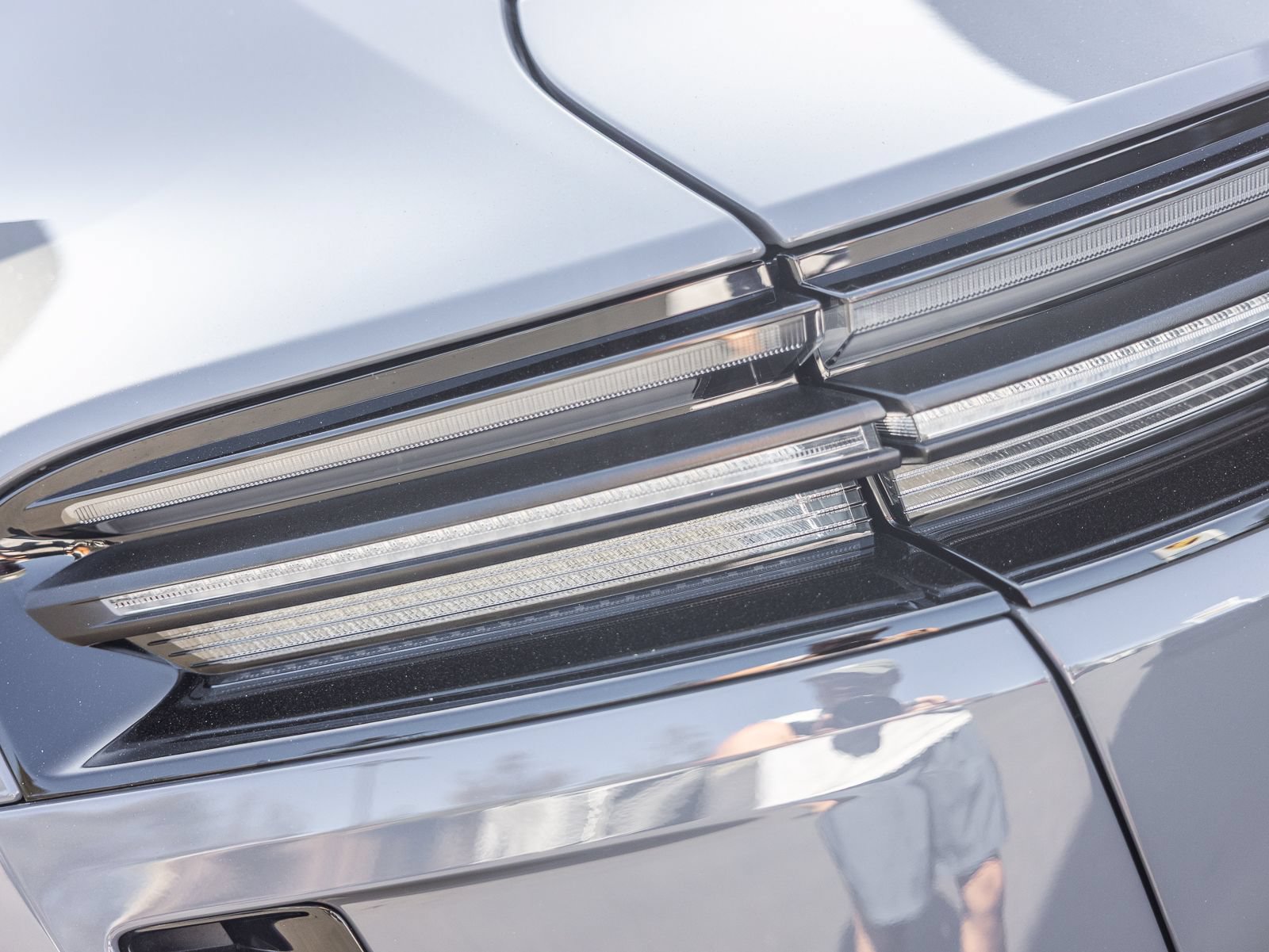 Certified 2025 Porsche Macan Turbo Electric AWD/4WD image 26