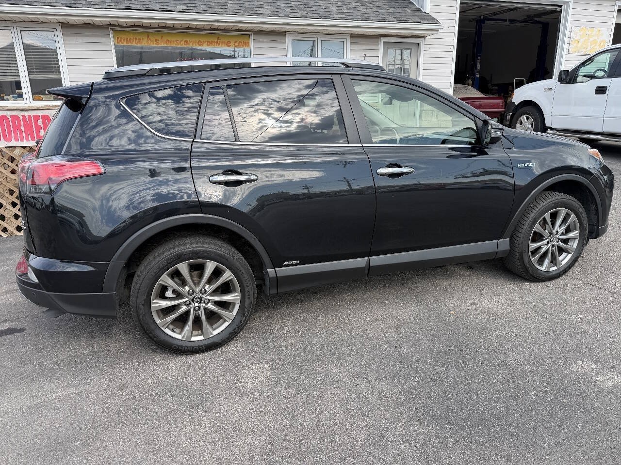 Used 2017 Toyota RAV4 Limited w/ Advanced Technology Package AWD/4WD image 17