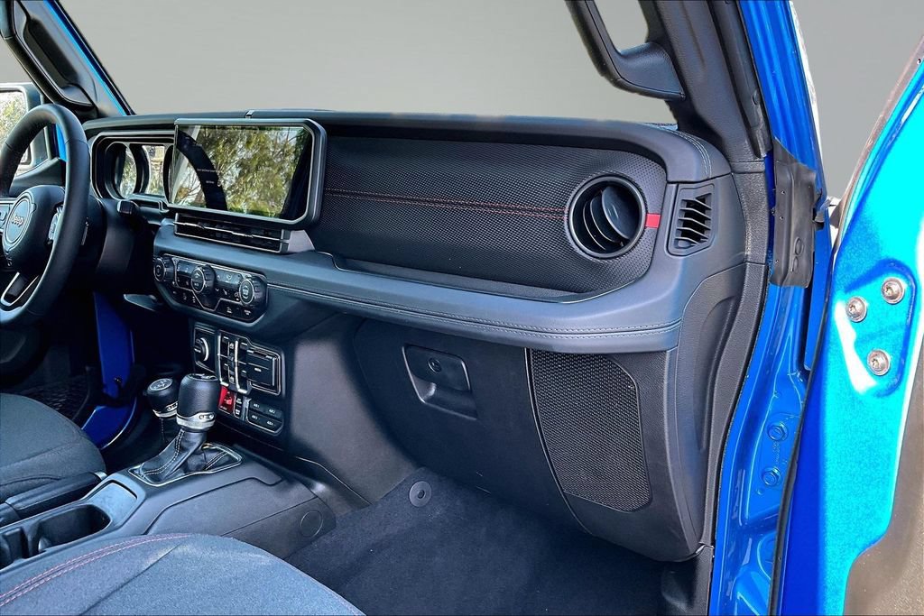 Used 2025 Jeep Wrangler Unlimited Rubicon w/ Convenience Group AWD/4WD image 17