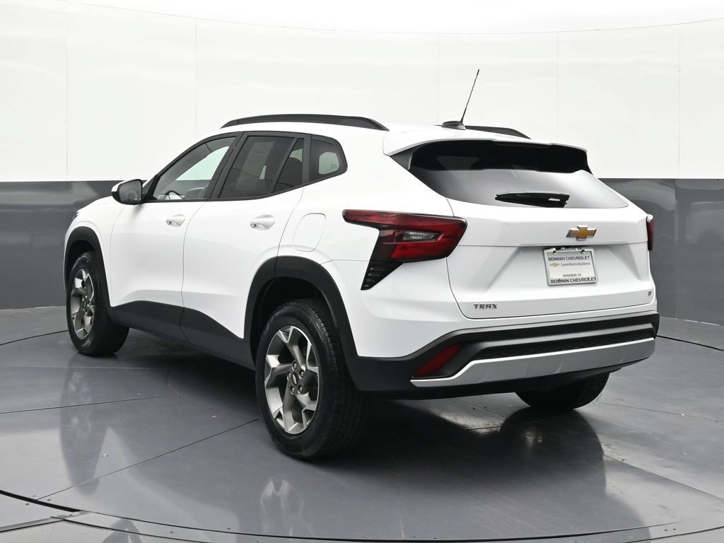 Certified 2025 Chevrolet Trax LT FWD image 3