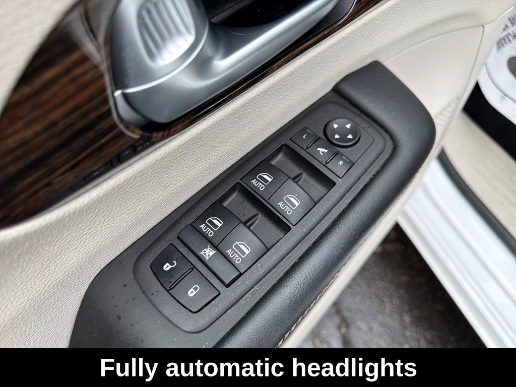 Used 2024 Chrysler Pacifica Limited FWD image 14