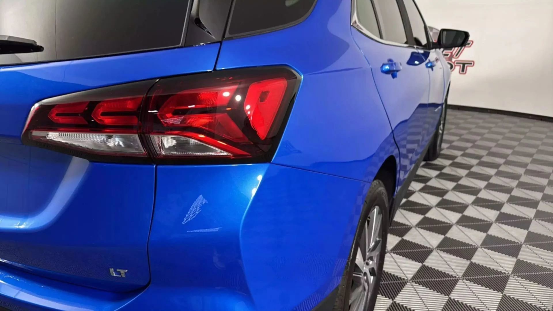 Used 2024 Chevrolet Equinox LT image 32