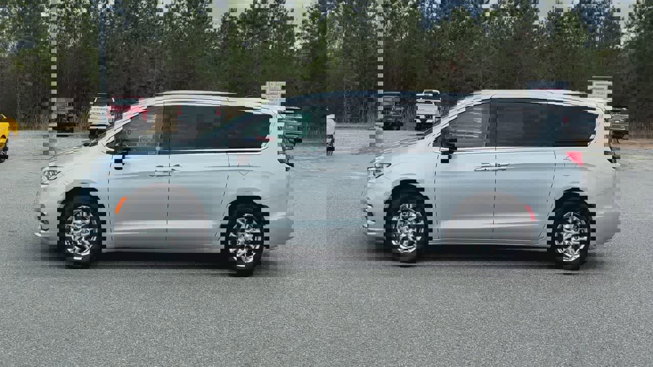 Used 2024 Chrysler Pacifica Touring-L image 5