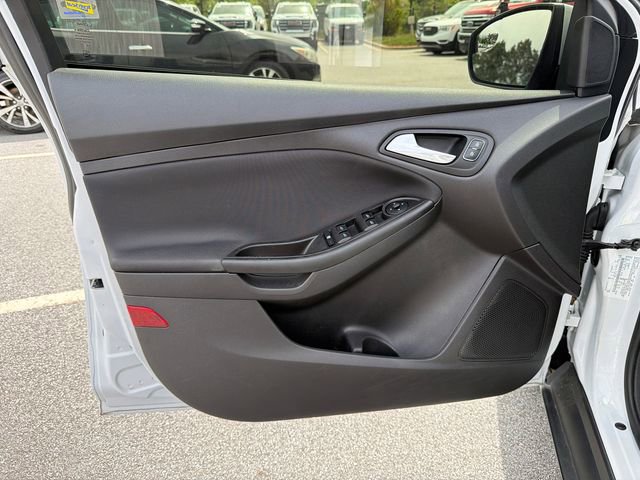 Used 2018 Ford Focus SE w/ SE Appearance Package image 10