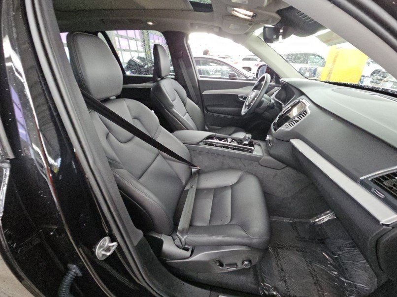 Used 2025 Volvo XC90 B5 Core image 6