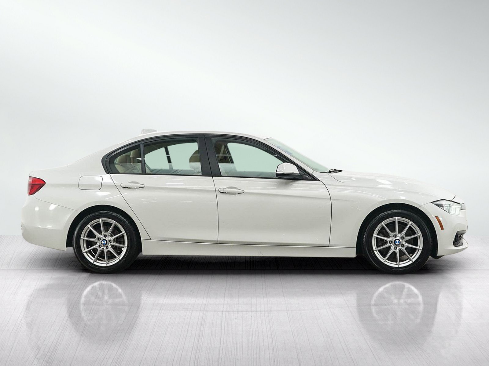 Used 2018 BMW 320i xDrive Sedan AWD/4WD image 6