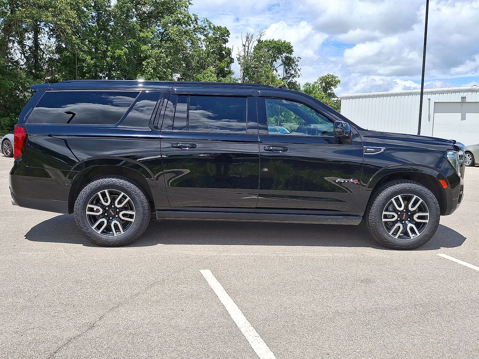Used 2023 GMC Yukon XL AT4 w/ AT4 Premium Plus Package AWD/4WD image 26