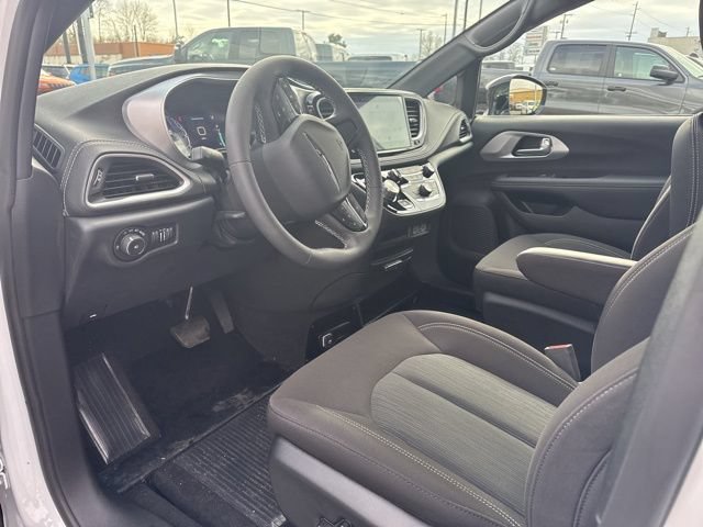 Used 2024 Chrysler Pacifica Touring FWD image 21