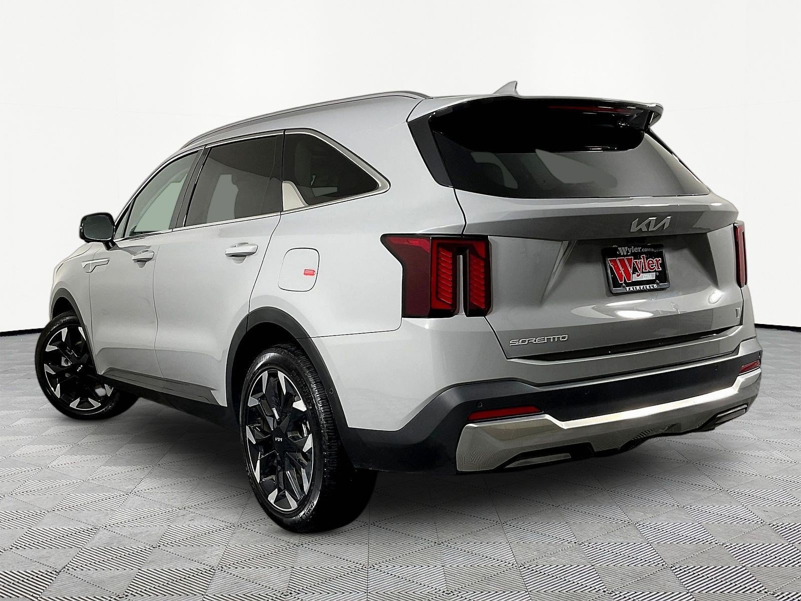 Certified 2025 Kia Sorento SX FWD image 4