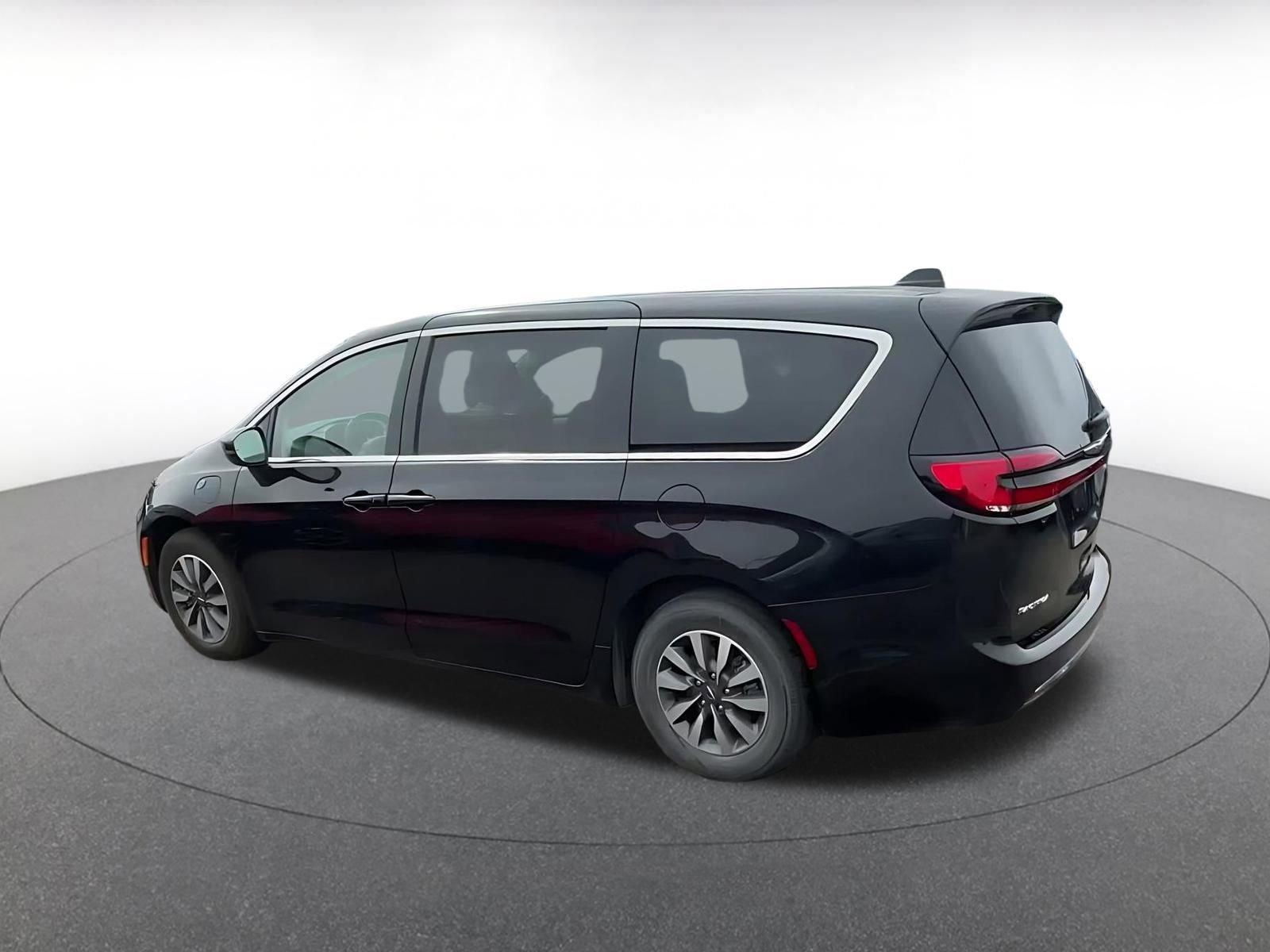 Used 2023 Chrysler Pacifica Touring-L image 10