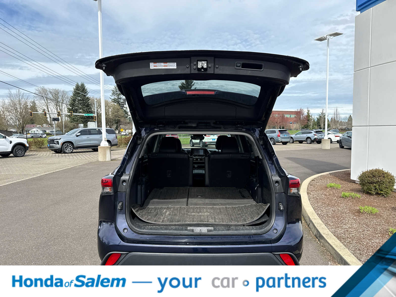 Used 2020 Toyota Highlander XLE image 19