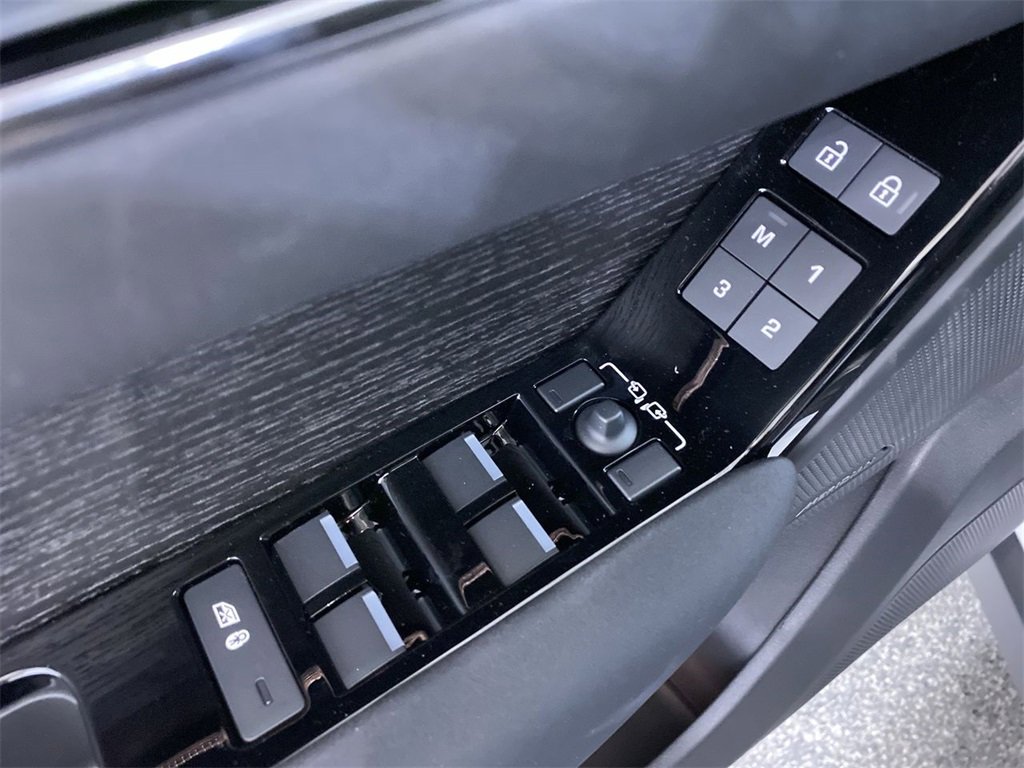 Used 2025 Land Rover Range Rover Velar Dynamic SE image 18