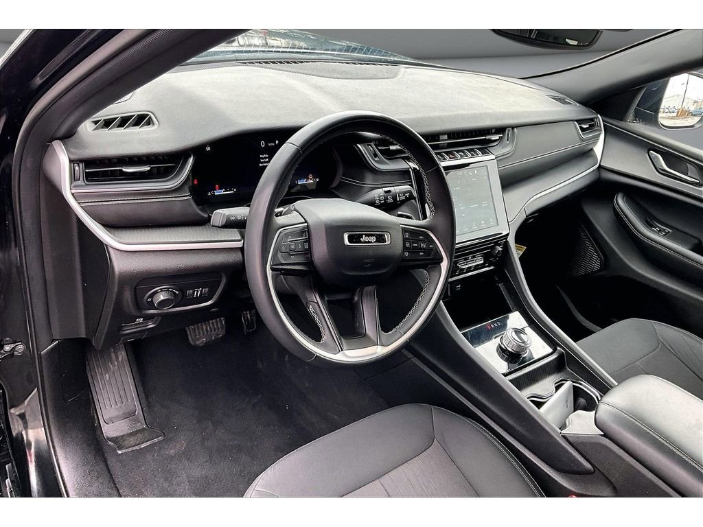 Used 2024 Jeep Grand Cherokee Laredo image 15