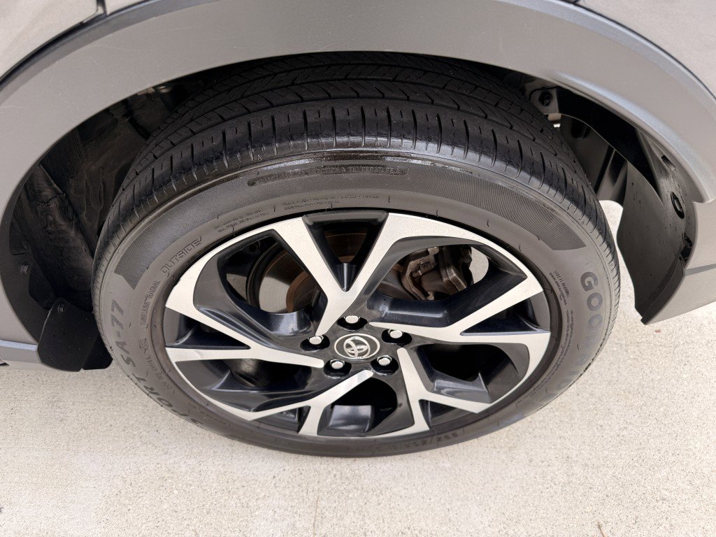 Used 2018 Toyota C-HR XLE FWD image 14