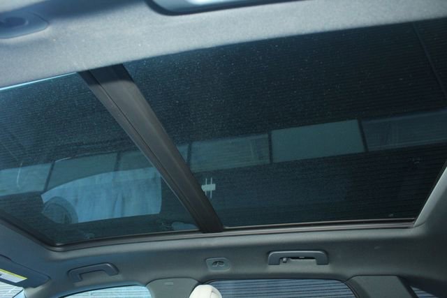 Certified 2023 Porsche Cayenne Platinum Edition image 26