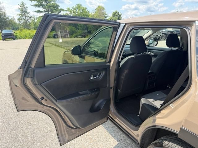Used 2025 Nissan Rogue SV AWD/4WD image 19