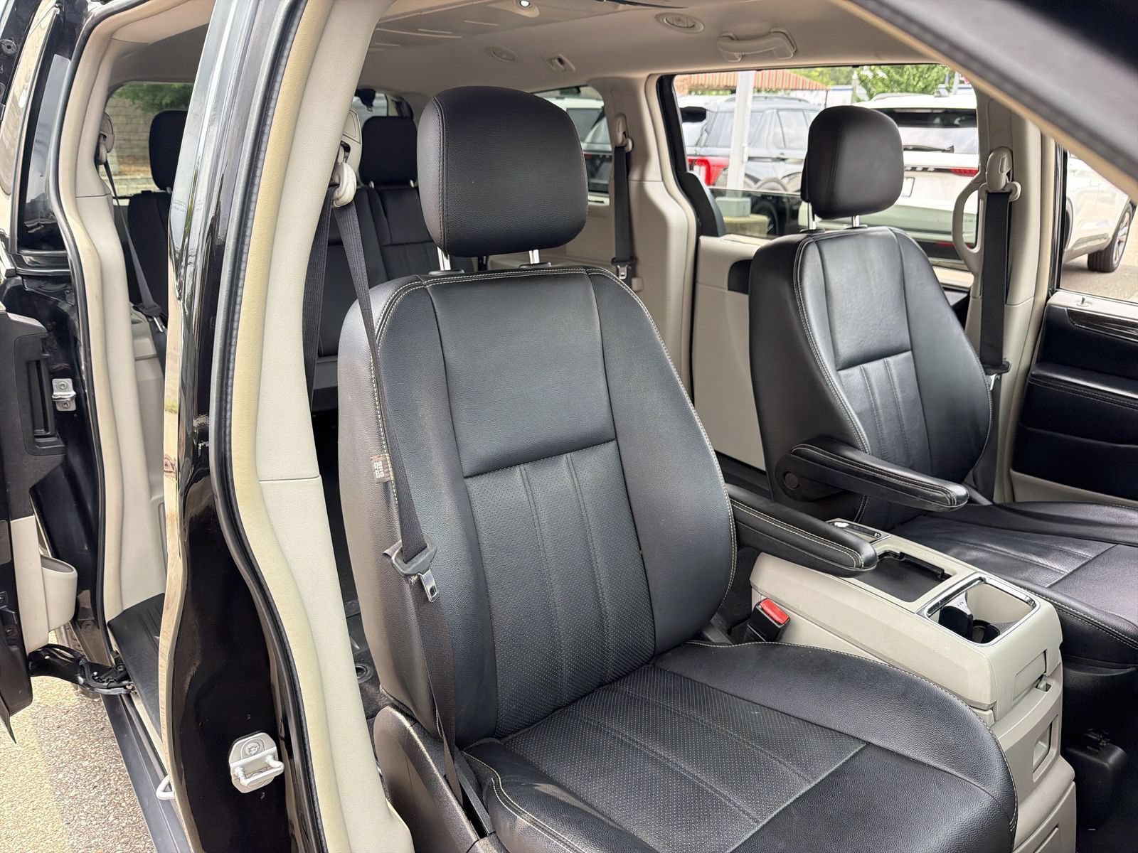 Used 2016 Chrysler Town & Country Touring-L w/ Driver Convenience Group FWD image 23