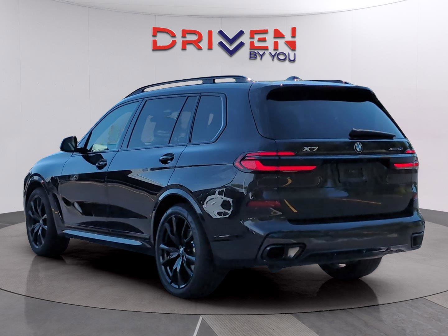 Used 2025 BMW X7 xDrive40i w/ Executive Package image 3