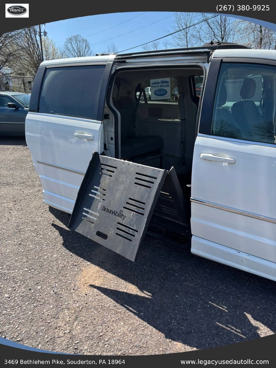 Used 2010 Chrysler Town & Country Touring FWD image 66