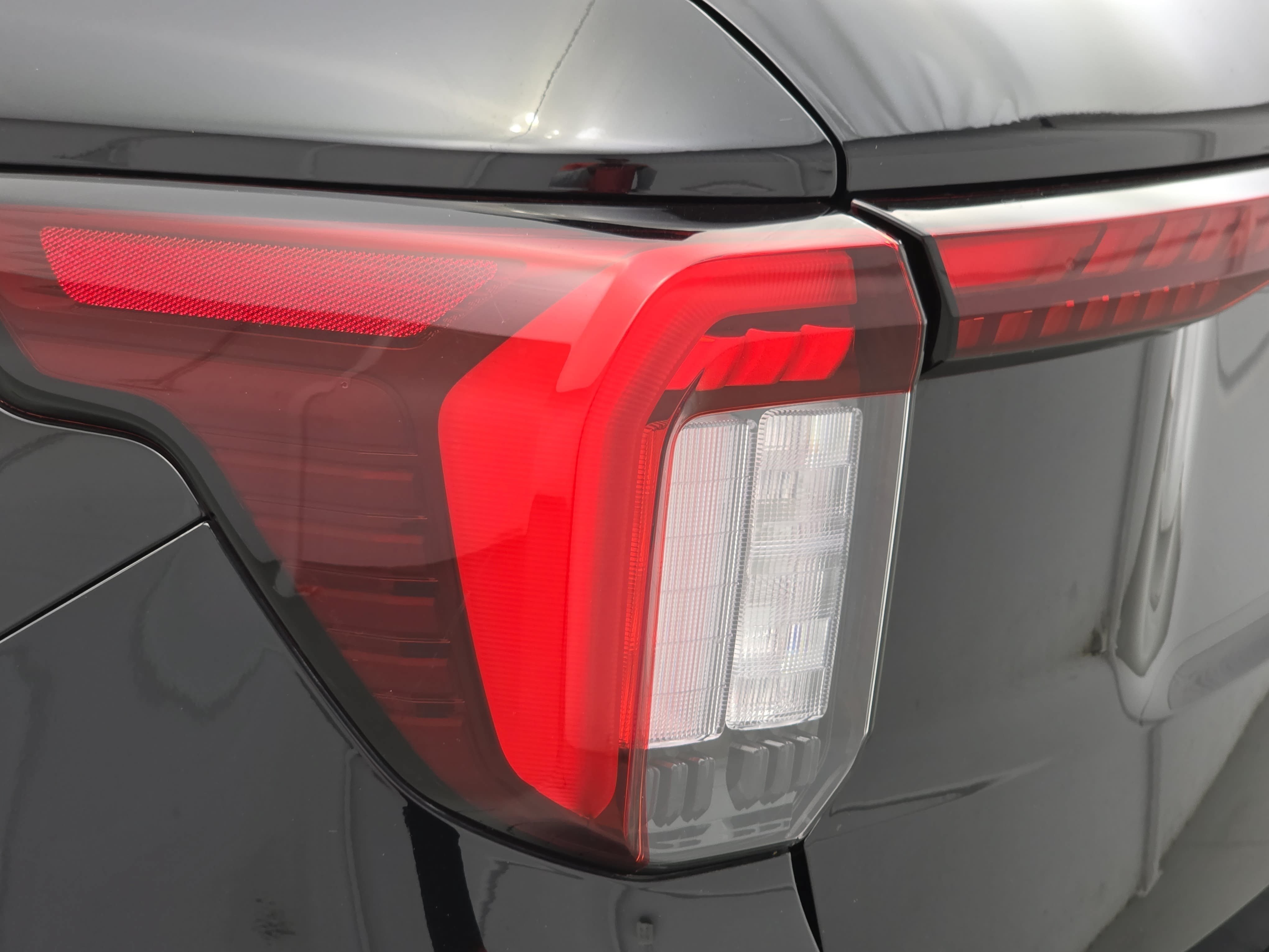 Used 2025 Ford Explorer ST AWD/4WD image 35