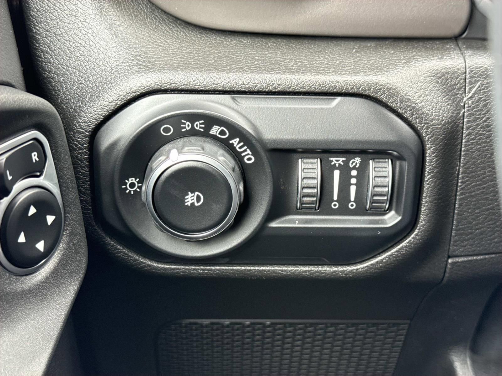 Used 2018 Jeep Wrangler Sport AWD/4WD image 17