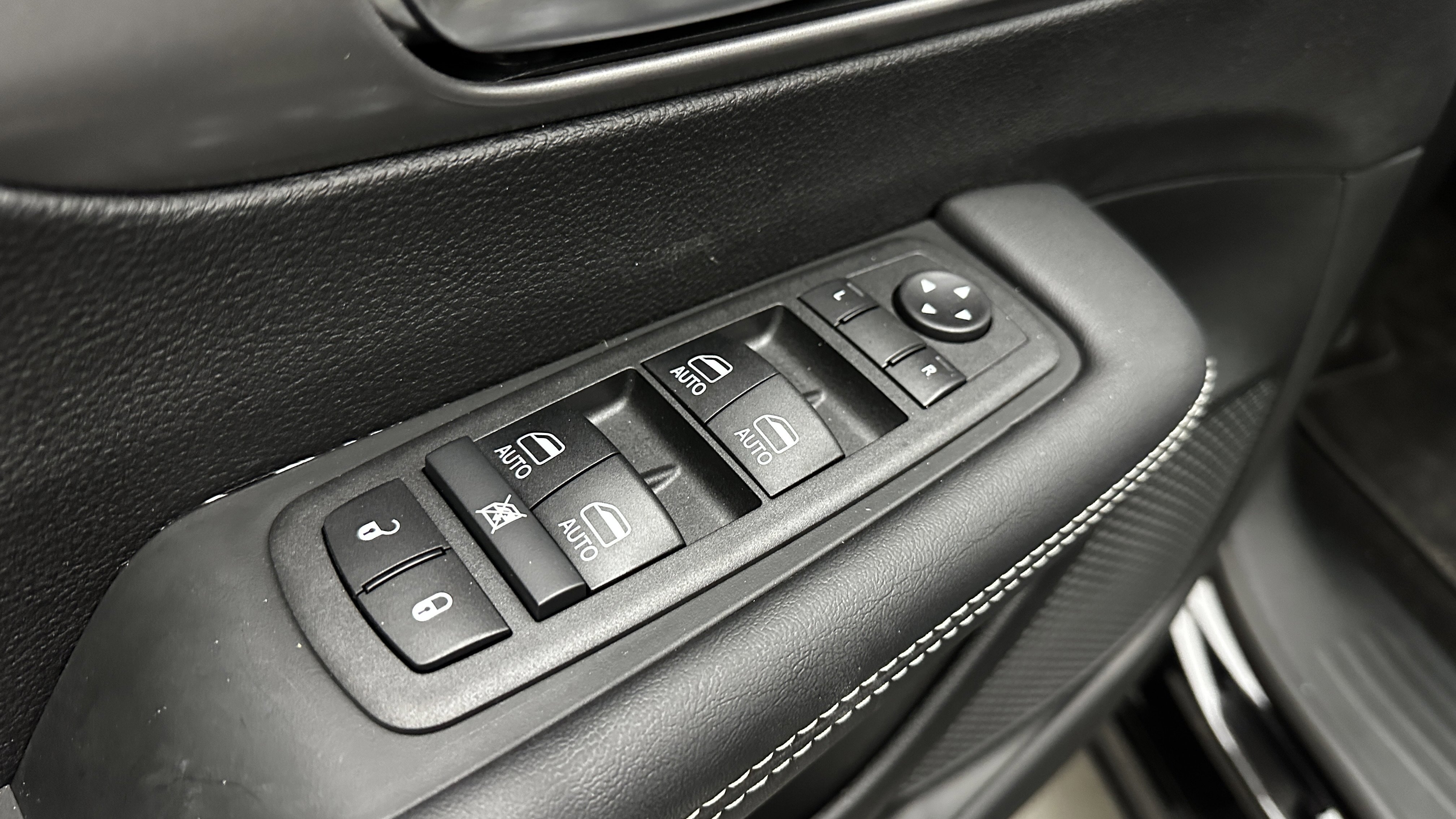 Used 2025 Chrysler Pacifica Select image 11