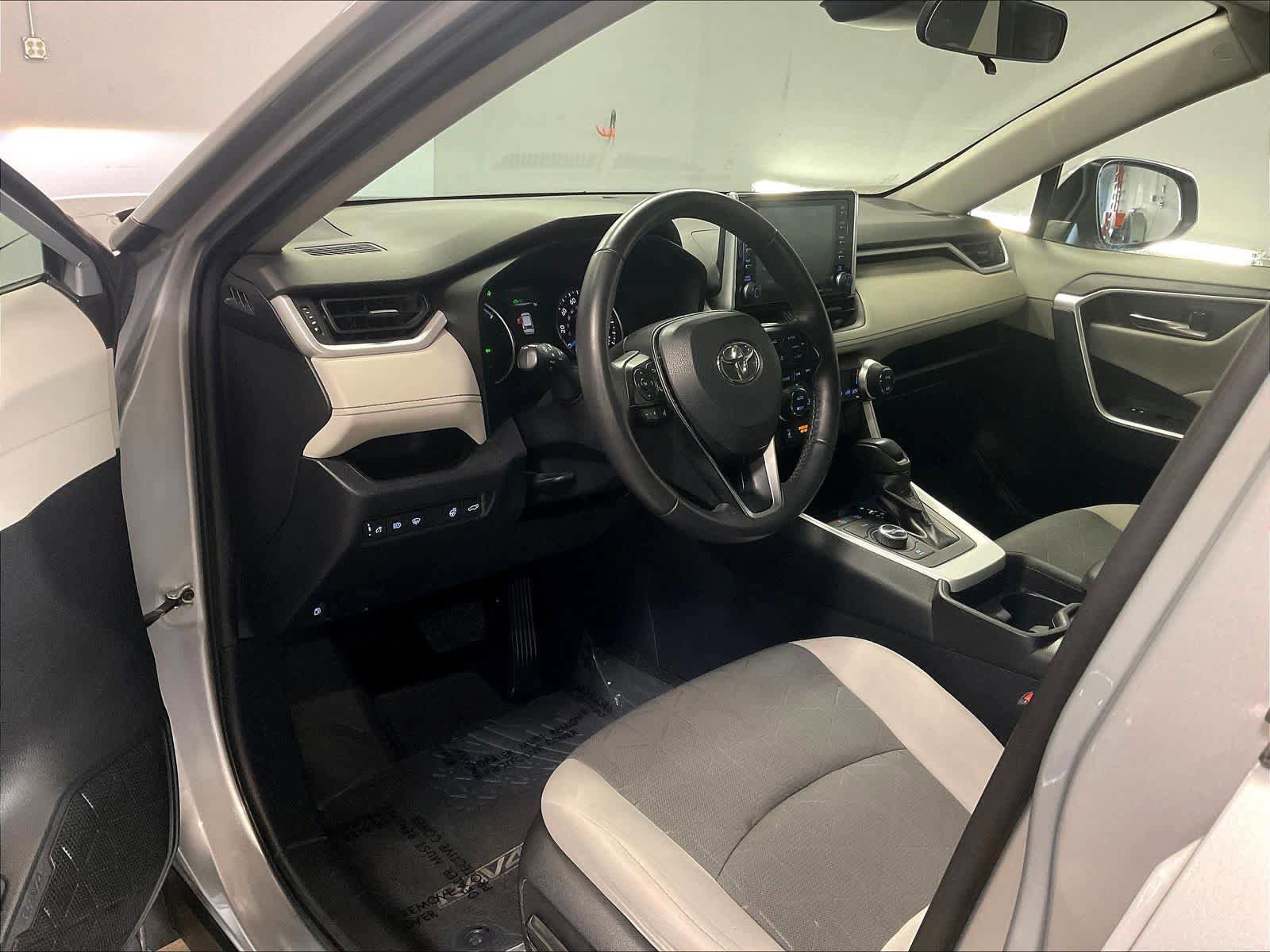 Used 2020 Toyota RAV4 XLE w/ Convenience Package image 15