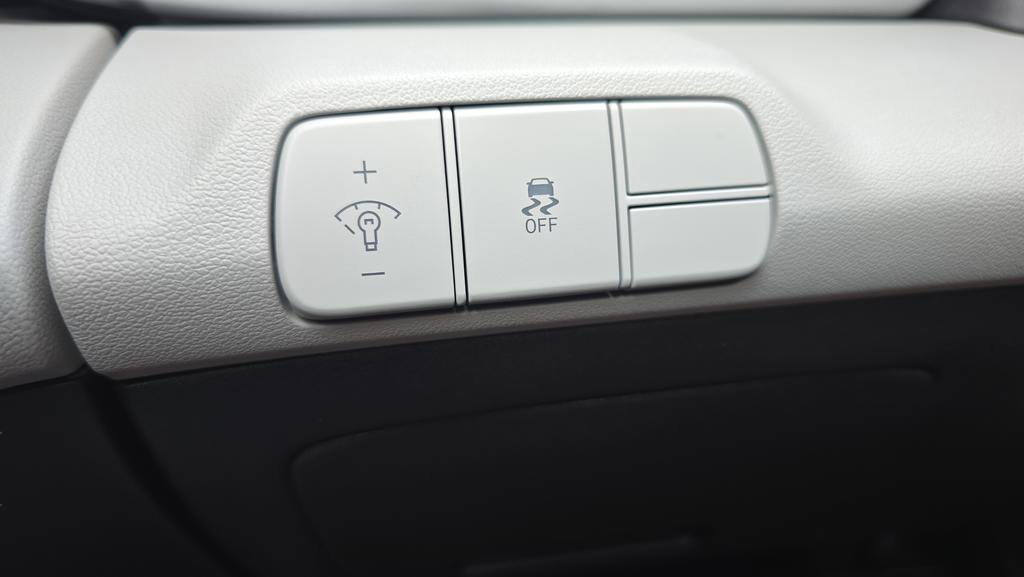Certified 2025 Hyundai Elantra Limited FWD image 14
