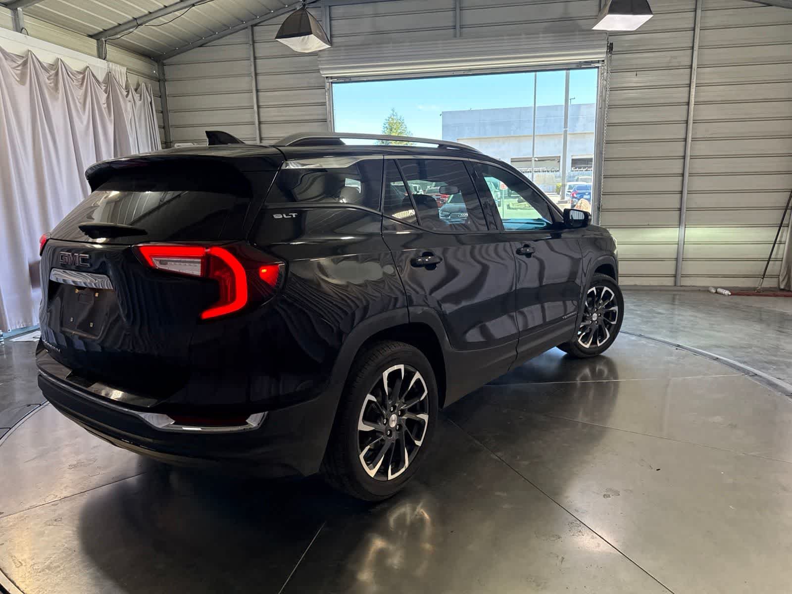 Used 2022 GMC Terrain SLT w/ Infotainment Package II FWD image 5