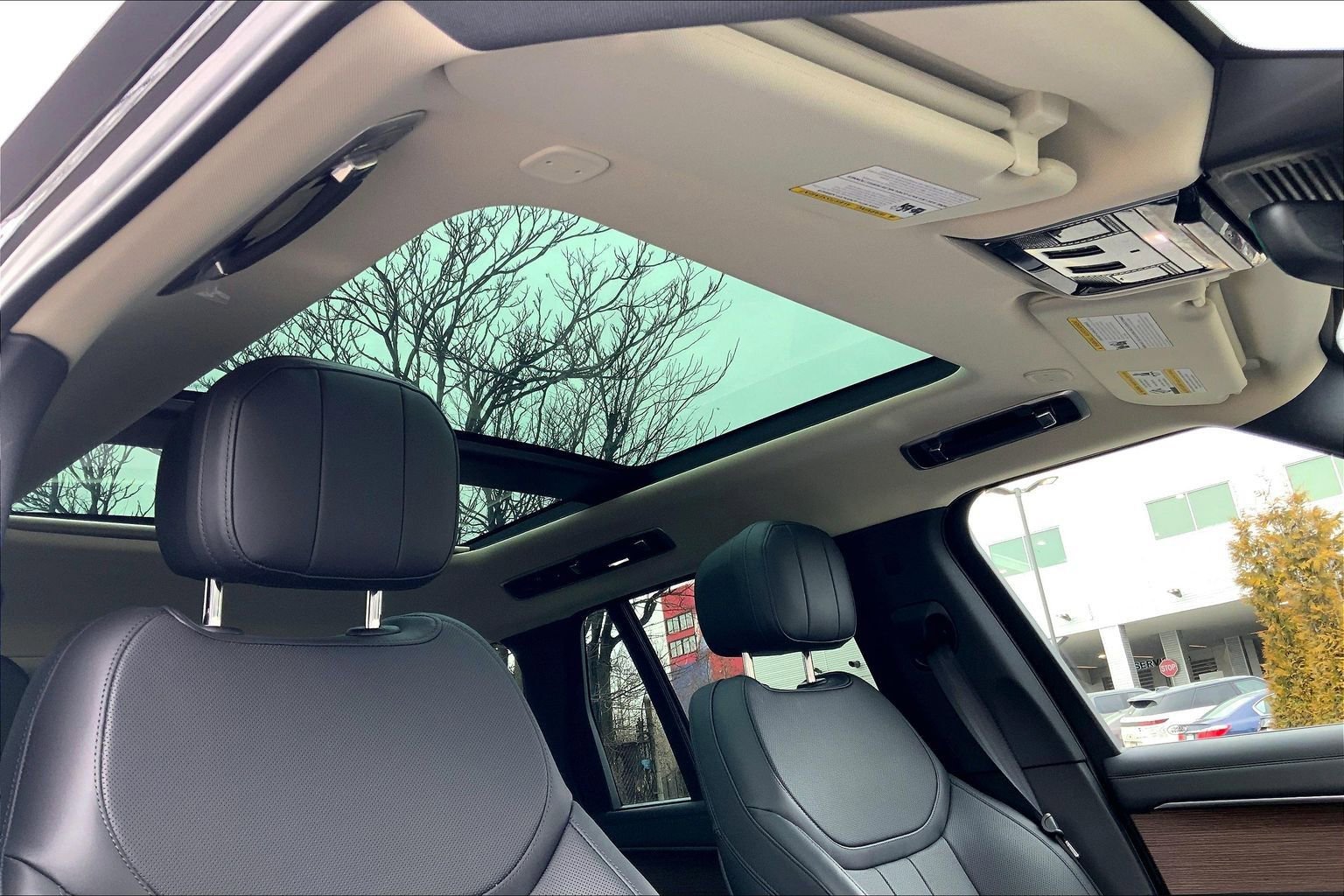 Used 2025 Land Rover Range Rover SE image 14